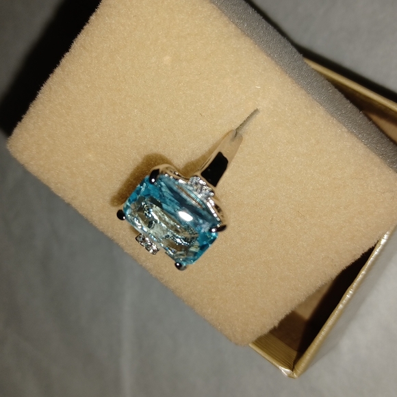 PRETTY BLUE TOPAZ RING Various Sizes - Picture 2 of 9